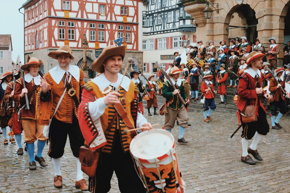 „Der_Meistertrunk“,_Rothenburg_odT,_Einmarsch_der_Spielmannszüge (1).jpg