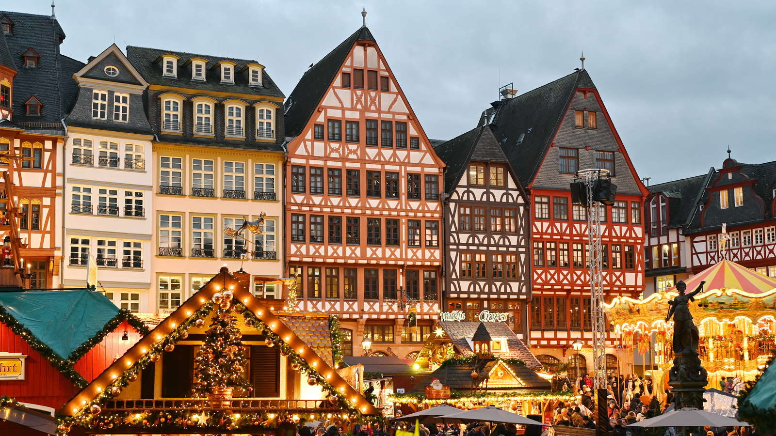 36065073-der-weihnachtsmarkt-in-frankfurt-wird-auch-2024-den-roemerberg-in-ein-lichtermeer-verwandeln-1ZMH.jpg